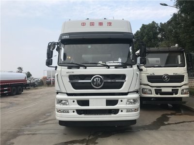 重汽斯太爾前四后八27.7方鋁合金運(yùn)油車(chē)